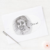 Kus me! Potlood dat zwart-wit Ontwerp trekt Ovale Sticker (Envelop)