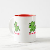 Kus me twee keer! Kikkikker ontwerp koffie-mok. Tweekleurige Koffiemok (Voorkant links)
