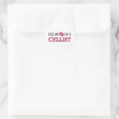 Kus Mij Ik ben een CELLIST Ronde Sticker (Tas)