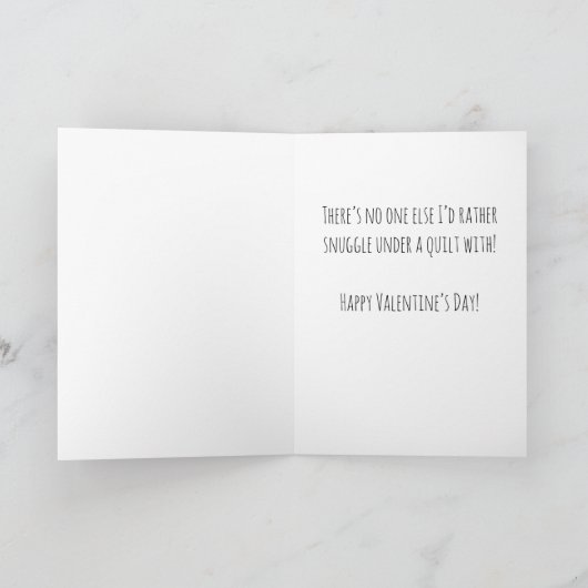 Kus onder een Quilt - By the Yard® - Valentijnsdag Kaart (Binnen)