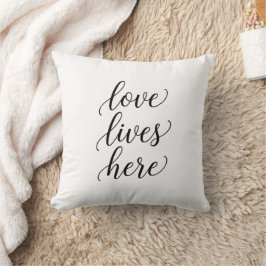 Kussen met 'Liefde woont hier' schrift