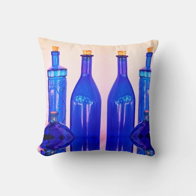 Kussen met verschillende vormen blauwe kurken fles (Voorkant)