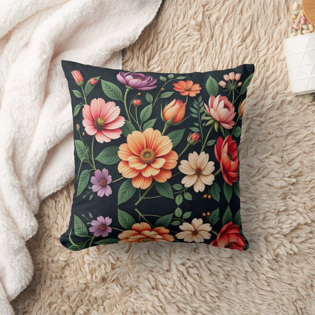 Kussen met weelderige tuinkleuraccenten (A burst of bold blooms to brighten any cozy corner.)