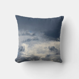 Kussen van sombere, gelaagde wolken