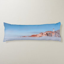 Kussen vuurtoren op de rand van de klif en het ijs