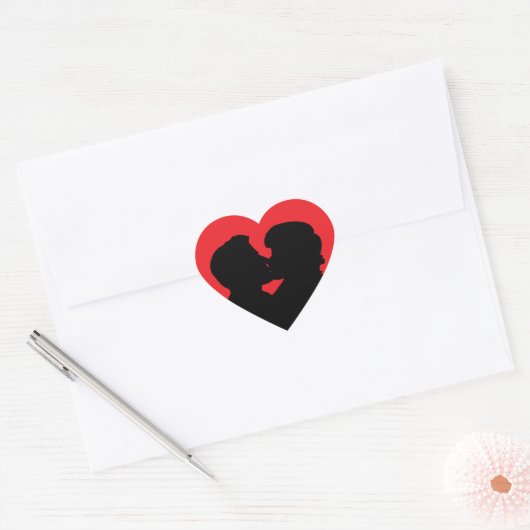 Kussend stel silhouet op rode hart sticker (Envelop)