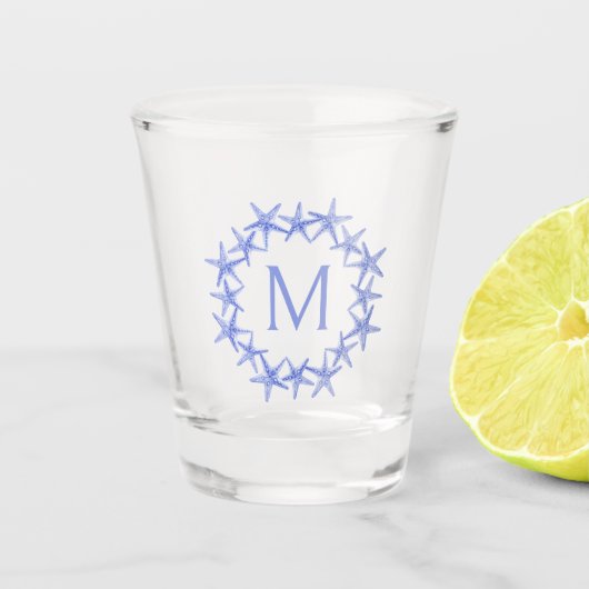 Kust Blauw en Witte Zeester Krans Monogram Shot Glas (Voorkant)