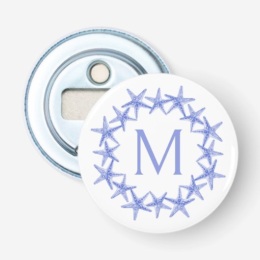 Kust Blauwe en Witte Zeester Krans Monogram Button Flesopener (Voorkant)
