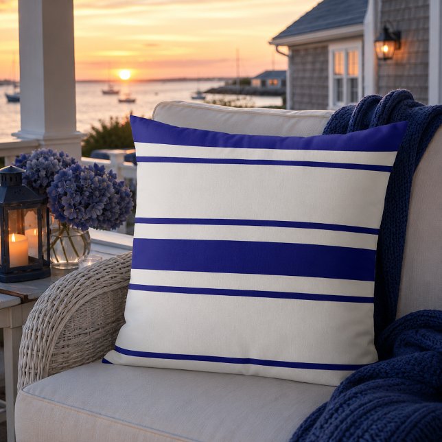 Kust Blauwe Gestreepte Worp Kussen (Classic blue striped throw pillow bringing timeless Cape Cod charm to elegant coastal living.)