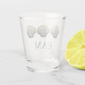Kust Blauwe Sint-Jacobsschelp Monogram Shot Glas (Achterkant)