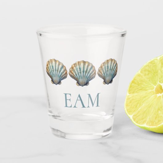 Kust Blauwe Sint-Jacobsschelp Monogram Shot Glas (Voorkant)
