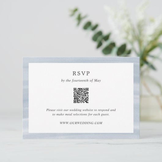 Kust Chic Gedempte Blauwe QR Code Elegante Trouw RSVP Kaartje (Staand voorkant)