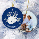 Kust Kerst Marine Blauw Zand Dollar Foto Keramisch Ornament<br><div class="desc">Dit gepersonaliseerde marineblauwe strand thema foto ornament,  heeft een witte zanddollar en 2 zeesterren op een zilveren glitter koraal tak. *Als u dit ontwerp op meer producten wilt of ontwerphulp nodig hebt,  neem dan contact met me op via Zazzle Chat.</div>