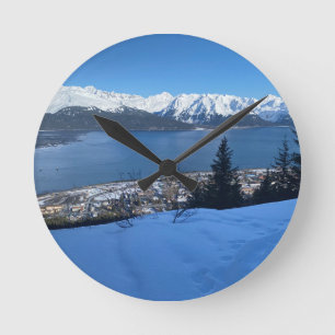 Kust kijkt uit op winterwandklok ronde klok