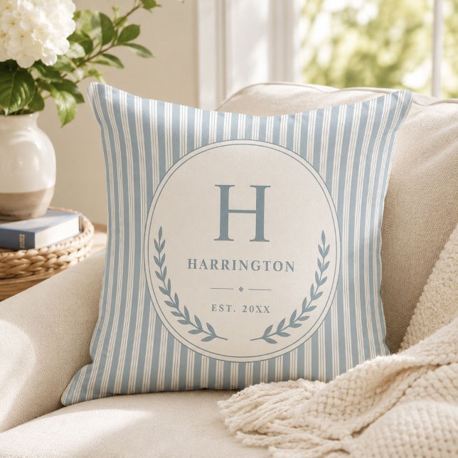 Kust Monogram Familiestuk Strepen Kussen (Blue striped coastal pillow with custom initial, family name, established year and botanical crest.
)