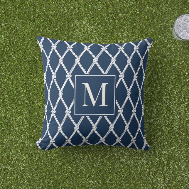 Kust Preppy Nautilus Monogram – Marine & Wit Buitenkussen (Gras)