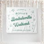 Kust Retro Beach Groene Bachelorette Wandkleed<br><div class="desc">Welkom uw bruid stam om een weekend van plezier met deze aanpasbare groene vrijgezellenfeest wandtapijt. Met een stijlvol ontwerp met een persoonlijke naam, locatie en datum, zal deze opvallende muurophanging de perfecte feestelijke toon zetten voor uw vrijgezellenweekend. Met zijn chique kleuren en speelse details zoals martini-glazen en schelpen, voegt dit...</div>