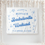 Kust Retro Strand Blauwe Bachelorette Wandkleed<br><div class="desc">Welkom uw bruid stam om een weekend van plezier met deze aanpasbare blauwe vrijgezellenfeest wandtapijt. Met een stijlvol ontwerp met een persoonlijke naam, locatie en datum, zal deze opvallende muurophanging de perfecte feestelijke toon zetten voor uw vrijgezellenweekend. Met zijn chique kleuren en speelse details zoals martini-glazen en schelpen, voegt dit...</div>