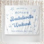 Kust Retro Strand Blauwe Bachelorette Wandkleed<br><div class="desc">Welkom uw bruid stam om een weekend van plezier met deze aanpasbare vrijgezellenfeest wandtapijt. Met een stijlvol ontwerp met een persoonlijke naam, locatie en datum, zal deze opvallende muurophanging de perfecte feestelijke toon zetten voor uw vrijgezellenweekend. Met zijn chique kleuren en speelse details zoals martini-glazen en schelpen, voegt dit wandtapijt...</div>