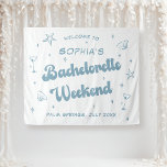Kust Retro Strand Dusty Blue Bachelorette Wandkleed<br><div class="desc">Welkom uw bruid stam om een weekend van plezier met deze aanpasbare stoffige blauwe vrijgezellenfeest wandtapijt. Met een stijlvol ontwerp met een persoonlijke naam, locatie en datum, zal deze opvallende muurophanging de perfecte feestelijke toon zetten voor uw vrijgezellenweekend. Met zijn chique kleuren en speelse details zoals martini-glazen en schelpen, voegt...</div>