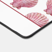 Kust Roze Zeeschelp op Wit Gepersonaliseerd Bureaumat (Hoek)