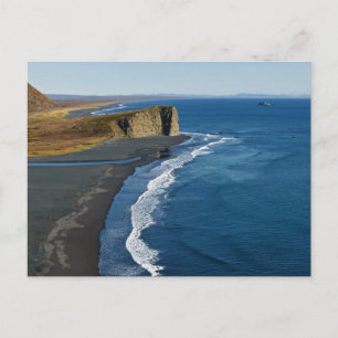 Kust van de oceaan met zwart vulkanisch zand op he briefkaart