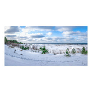 Kust van het Oostzeegebied met sneeuw in de winter Foto Afdruk