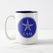 Kust Witte Zeester op Navy Blauwe Monogram Tweekleurige Koffiemok (Links)