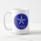 Kust Witte Zeester op Navy Blue Monogram Koffiemok (Links)