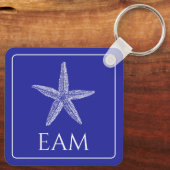 Kust Witte Zeester op Navy Blue Monogram Sleutelhanger (Achterkant)