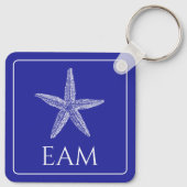 Kust Witte Zeester op Navy Blue Monogram Sleutelhanger (Achterkant)