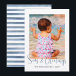 Kustafels en Zeeen Foto Aqua Blue Striped Feestdagenkaart<br><div class="desc">Met kerst stuur je je familie en vrienden begroeten met deze Zeeen en een kerstkaart van Greetings. Het kustgeïnspireerde ontwerp bevat uw favoriete reservefoto met Zeeen en groeten in een casual aqua blauwe typografie. Personaliseer met jouw naam en het jaar. Het omgekeerde heeft een coördinerend aqua blauw en wit stripe...</div>