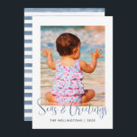 Kustafels en Zeeen Foto Aqua Blue Striped Feestdagenkaart<br><div class="desc">Met kerst stuur je je familie en vrienden begroeten met deze Zeeen en een kerstkaart van Greetings. Het kustgeïnspireerde ontwerp bevat uw favoriete reservefoto met Zeeen en groeten in een casual aqua blauwe typografie. Personaliseer met jouw naam en het jaar. Het omgekeerde heeft een coördinerend aqua blauw en wit stripe...</div>