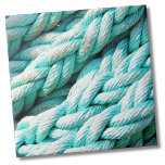 Kustblauw touwpatroon tegeltje<br><div class="desc">Mooie blauwgroen print gemaakt van noodlijdend (of verweerd) boottouw! Perfect voor de strandliefhebber, nautisch thema of een zomerpatroon. Of je deze tegel wilt gebruiken als een klein onderzetter of trivet voor een drink of bord... of je wilt groot worden met een keuken backsplash of badkamer tegel in een strandhuis, is...</div>