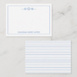 Kustblauwe en witte zeeschelpen gepersonaliseerd notitiekaartje