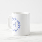 Kustblauwe en witte zeesterkrans Monogram Koffiemok (Voorkant links)