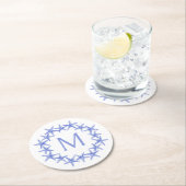 Kustblauwe en witte zeesterkrans Monogram Ronde Kartonnen Onderzetter (Insitu)