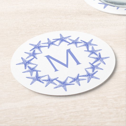 Kustblauwe en witte zeesterkrans Monogram Ronde Kartonnen Onderzetter (Gebogen)
