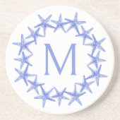 Kustblauwe en witte zeesterkrans Monogram Zandsteen Onderzetter (Voorkant)