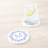 Kustblauwe en witte zeesterkrans Monogram Zandsteen Onderzetter (Zijkant)
