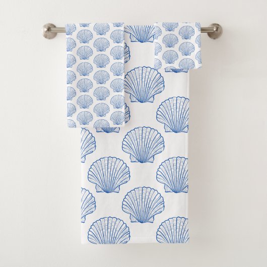 Kustblauwe hoofdhuid schelpen op wit bad handdoek (Insitu)