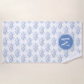 Kustblauwe krabben op het witte monogram strandlaken (Voorkant)