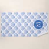 Kustblauwe schelp op het witte monogram strandlaken (Voorkant)