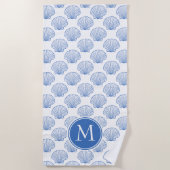Kustblauwe schelp op het witte monogram strandlaken (Voorkant)