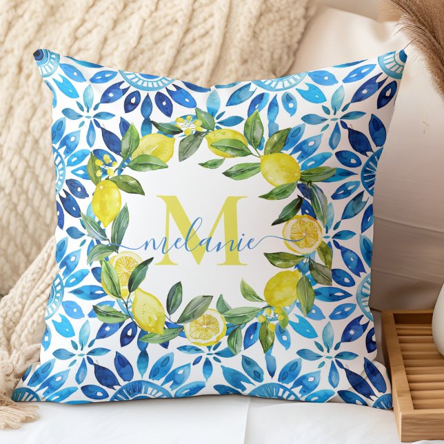 Kustcitrus & Blauwe Tegels Aangepaste Naam Monogra Kussen (Coastal Citrus & Blue Tiles Custom Name Monogram Throw Pillow in a neutral boho bedroom.)