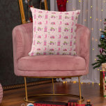 Kustcowgirl laarzen roze kerstcamper modern kussen<br><div class="desc">Patroon met illustraties van een roze rv met kerstboom vastgebonden aan de top,  roze mideeuw modern huis,  palmbomen,  cowboylaarzen en sterren. Achtergrond is lichtroze.</div>