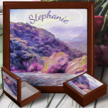 Kustdoos Yelapa 1620 Cadeaudoosje<br><div class="desc">Schilderij "Coastal Yelapa to Puerto 1620" Collectie Houd uw waardevolle spullen in deze mooie, aangepaste aandenken doos. Gemaakt van gelakt hout, de juwelendoos heeft zacht vilt dat uw sieraden en andere verzamelobjecten beschermt. Personaliseer op de productpagina of klik op de knop "Aanpassen" voor meer ontwerpopties. Ontworpen van mijn schilderij "Kust...</div>