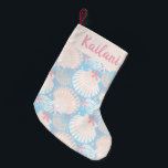 Kustkerstblauw Kleine Kerstsok<br><div class="desc">Geïnspireerd door de oceaan is het collectie met Kerstmis aan de kust perfect voor kerstfeestvieren op het strand of voor niet-traditionele kerstdagen.</div>