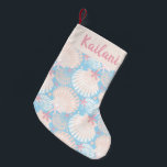 Kustkerstblauw Kleine Kerstsok<br><div class="desc">Geïnspireerd door de oceaan is het collectie met Kerstmis aan de kust perfect voor kerstfeestvieren op het strand of voor niet-traditionele kerstdagen.</div>