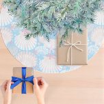 Kustkerstschelp en zeesterren kerstboom rok<br><div class="desc">Breng charme aan zee naar uw vakantiedecor met deze kustkerstboomrok. Met een zacht pastelpatroon van schelpen en zeesterren tegen een op de oceaan geïnspireerd blauw, is het de perfecte manier om een strandachtige twist aan uw vakantiehuis toe te voegen. Ideaal voor strandhuizen, kusthuisjes of iedereen die van een nautisch thema...</div>